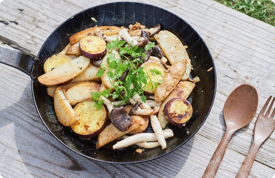 じゃがいもとさつまいもときのこのガーリックバター