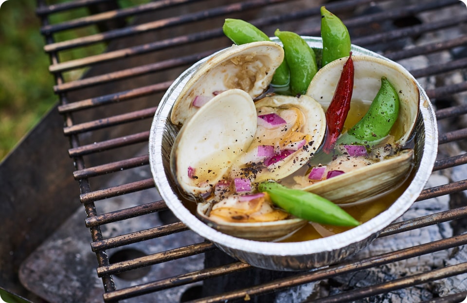 ホイルカップでできる貝類のアヒージョ