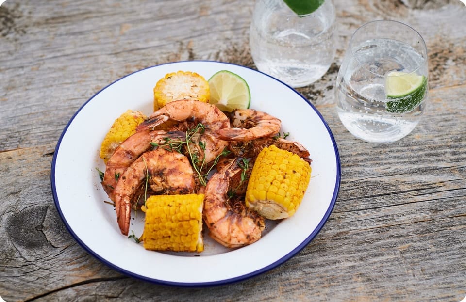 炭火で焼き上げるケイジャンシュリンプ