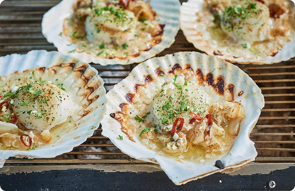 ホタテの殻でアヒージョ