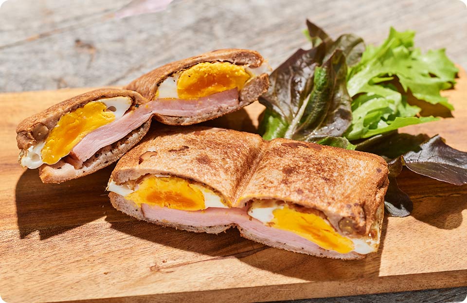 ハムとたまごのホットサンド