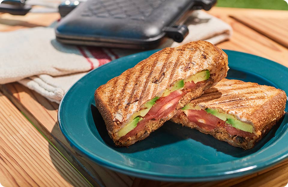 鯖味噌トマトアボカドのホットサンド