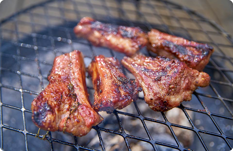 ハーブ香るスペアリブの炭火焼き