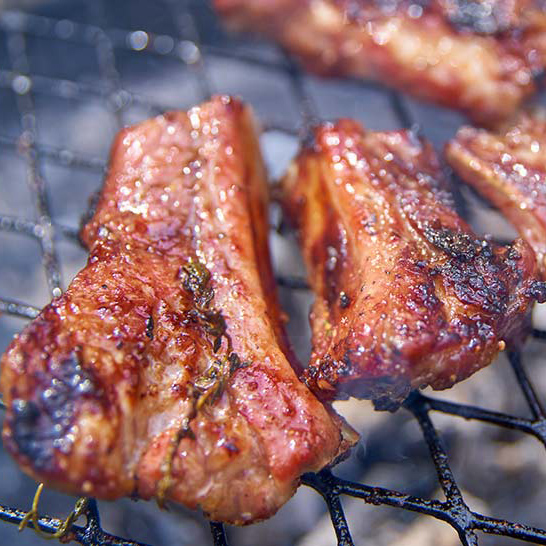 ハーブ香るスペアリブの炭火焼き