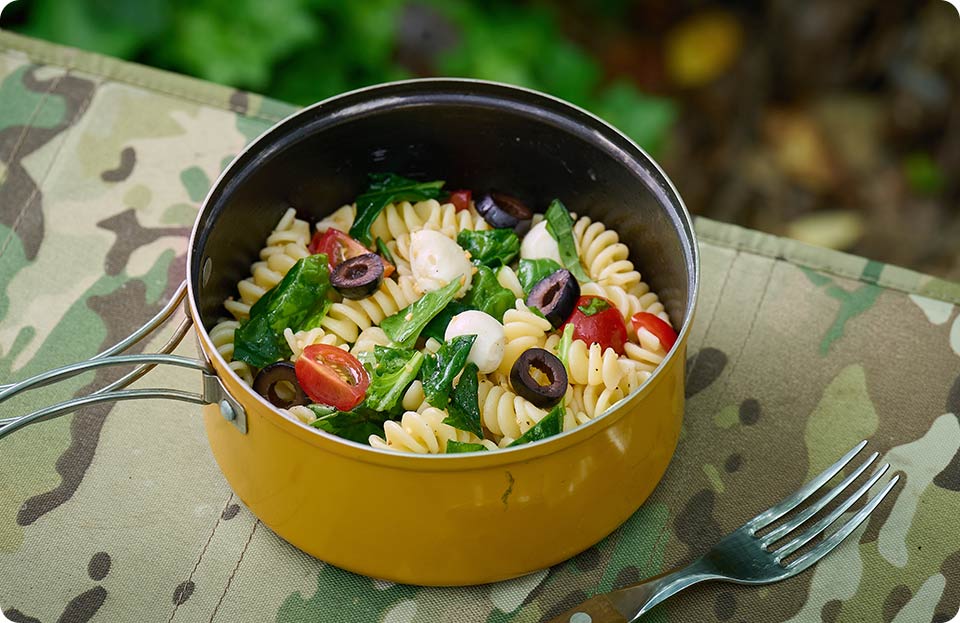 トマトとバジルの冷製ショートパスタ