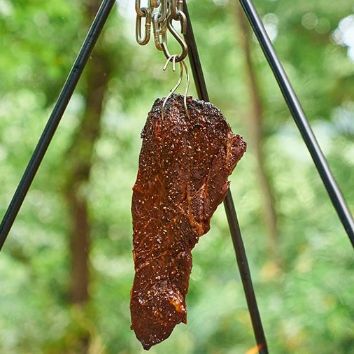 焚き火で焼く吊るしステーキ