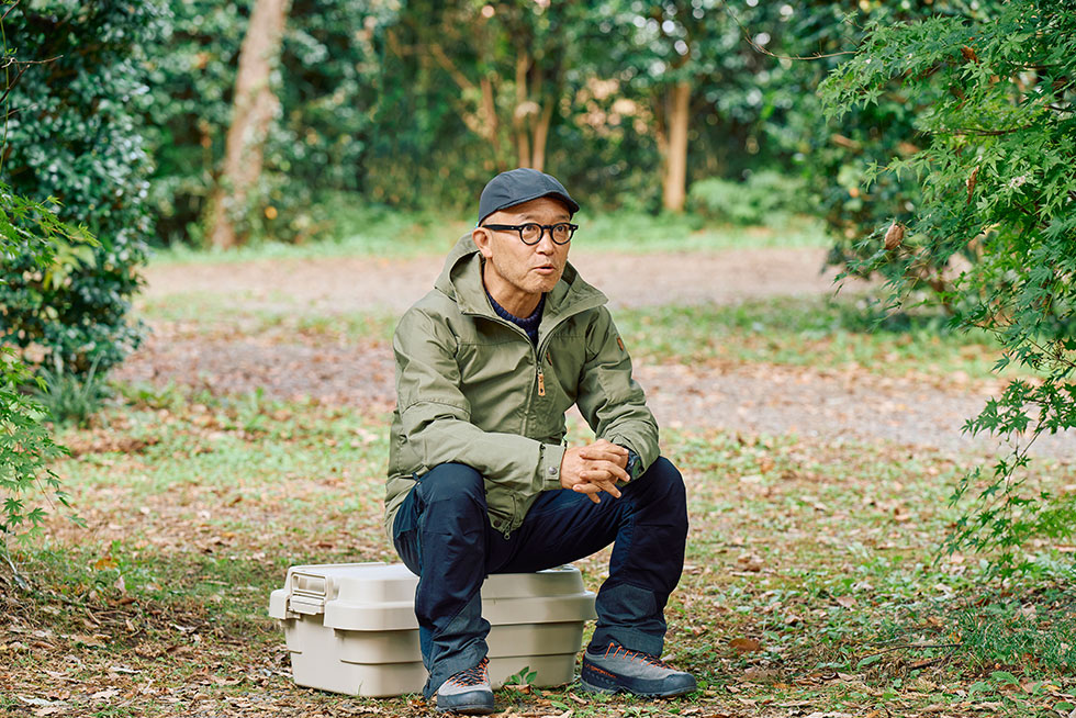 ケースに座る寒川一さんの画像