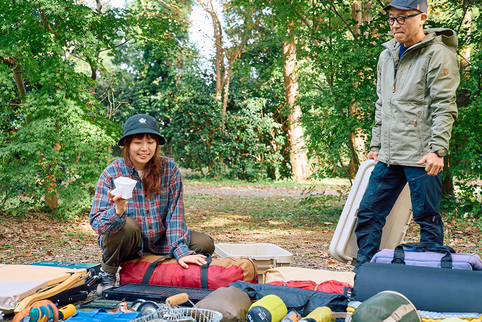 ランタンを手に取るこいしゆうかの画像