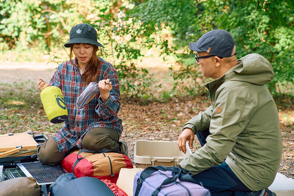マットを手に取るこいしゆうかの画像
