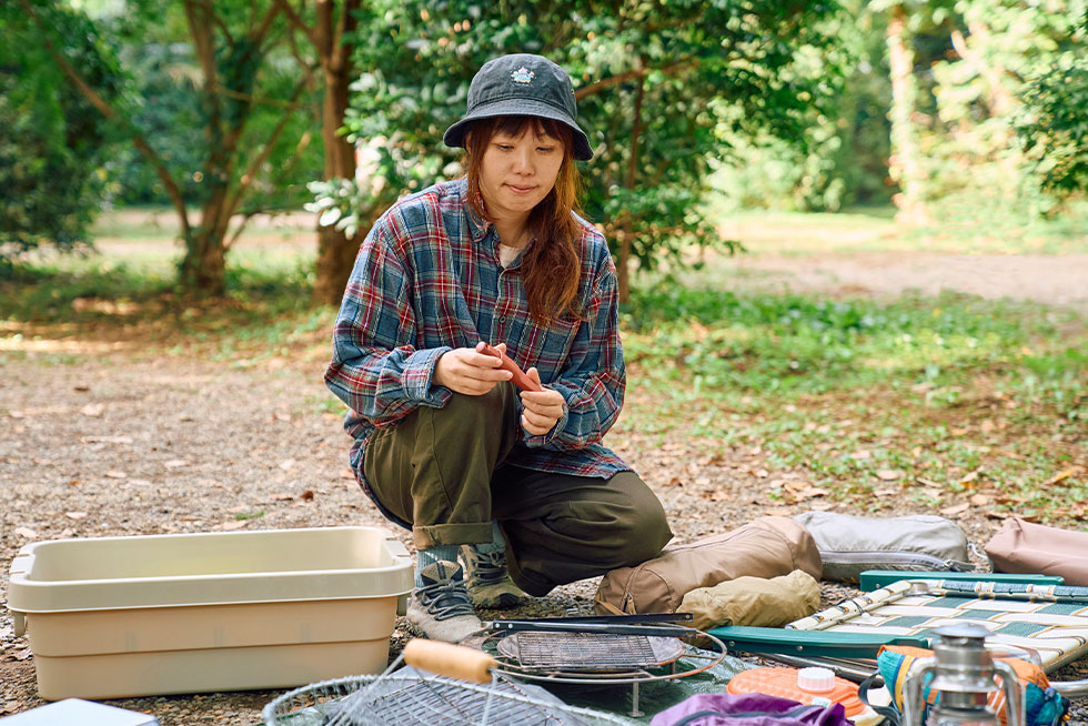 焚き火台を持って悩むこいしゆうかの画像