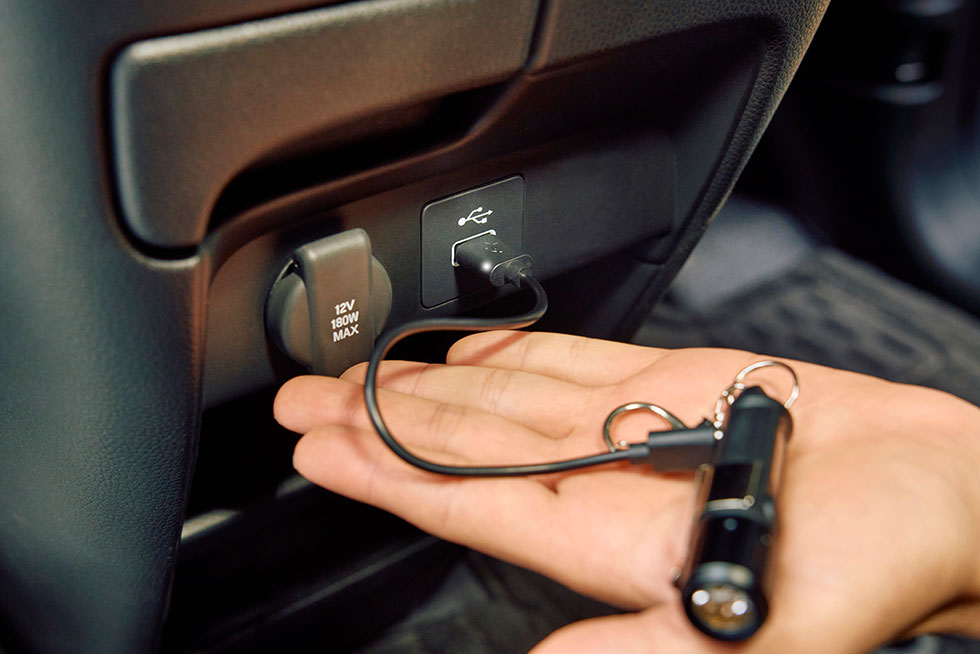 車内の非常電源にライトをつなげる画像