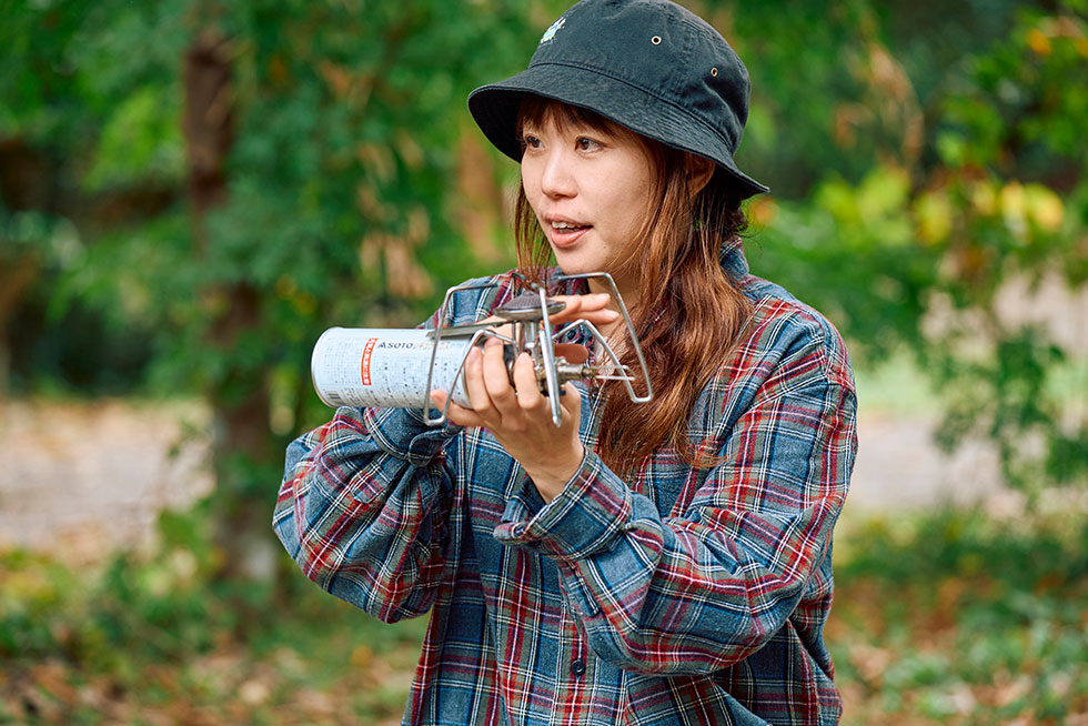 カセットガスを持つこいしゆうかの画像