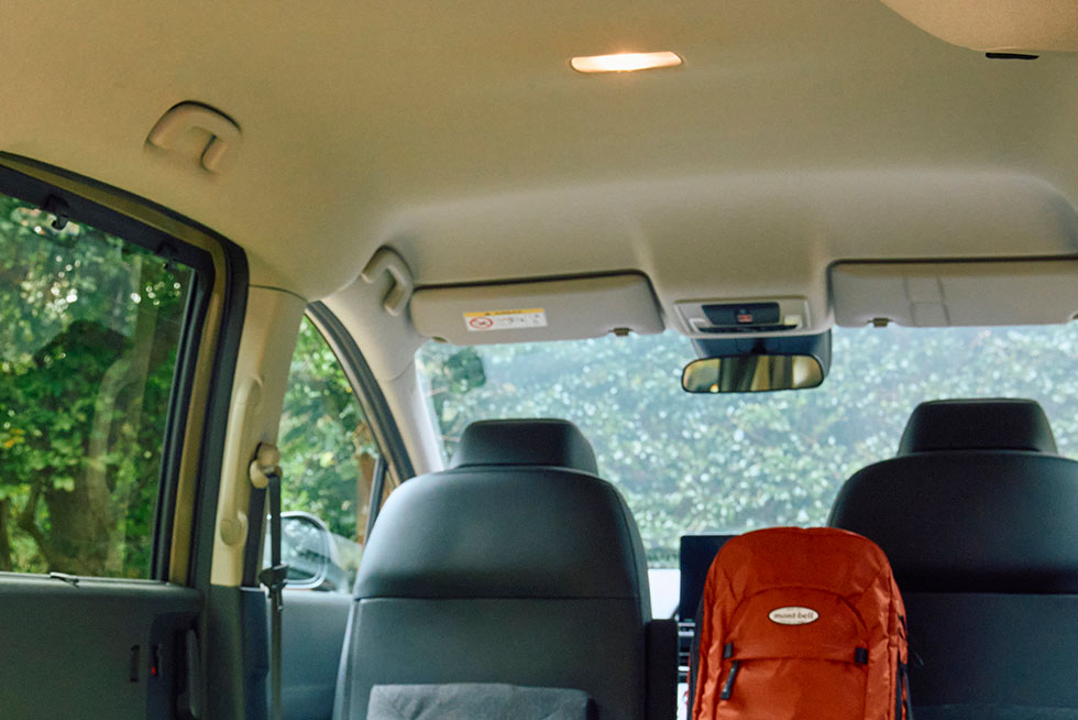 室内灯をつけた車内の画像