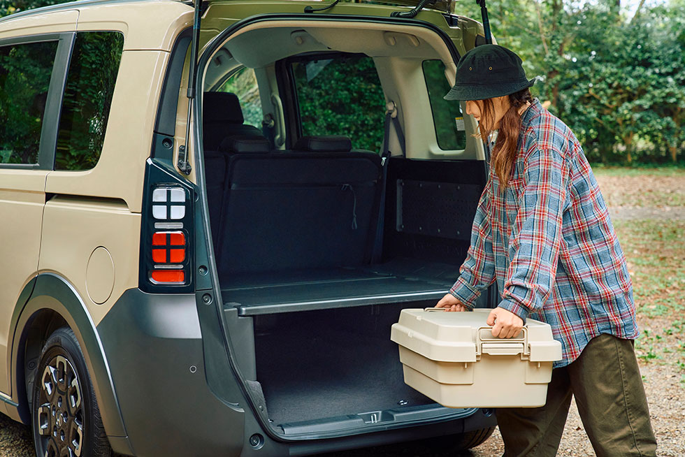 ケースをクルマに積み込むこいしゆうかの画像