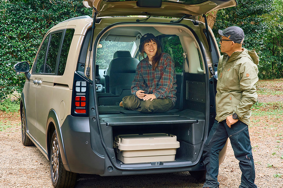 車内でくつろぐこいしゆうかの画像