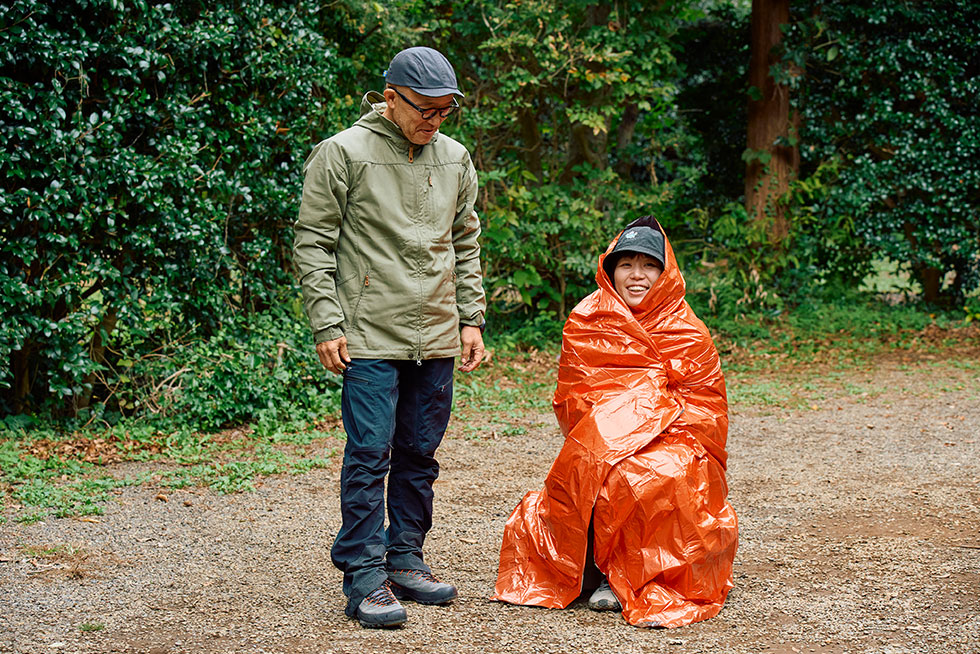 エマージェンシーシートにくるまるこいしゆうかの画像