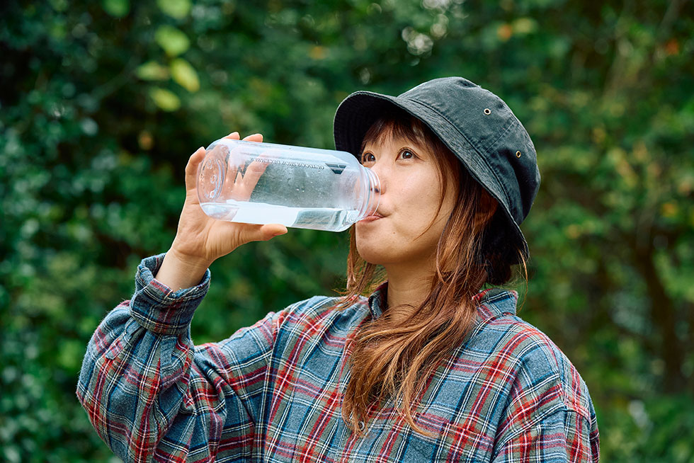 浄水した水を飲むこいしゆうかの画像