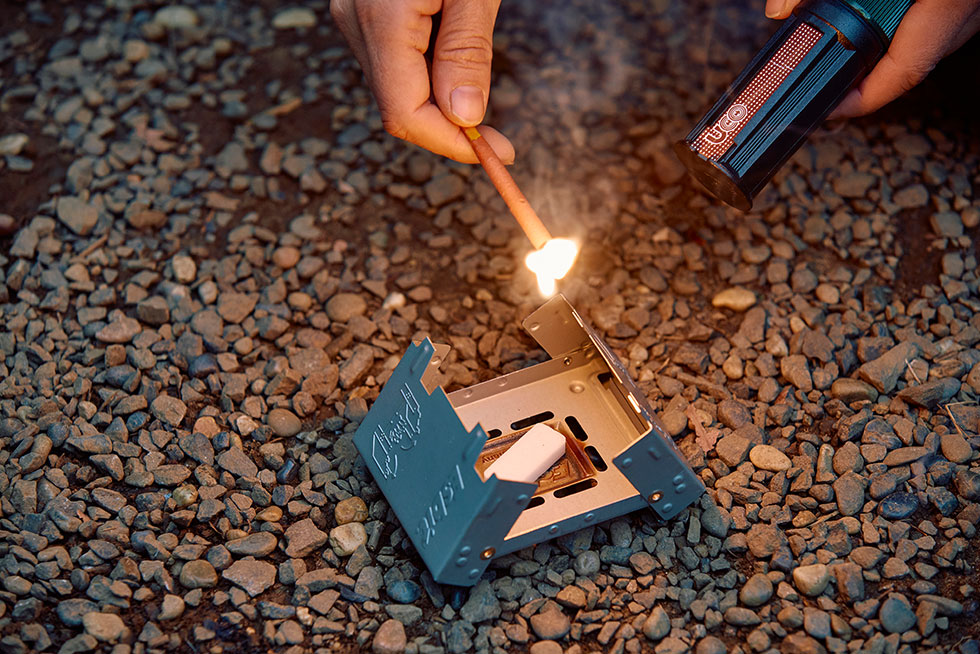 マッチで固形燃料に火をつける画像