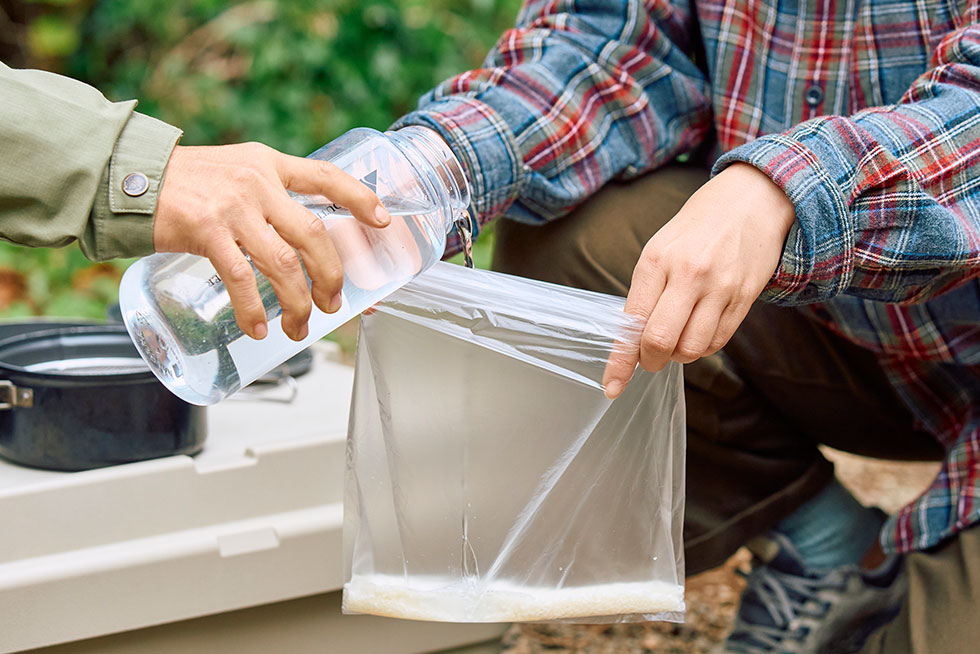 ポリ袋に米と水を入れる画像