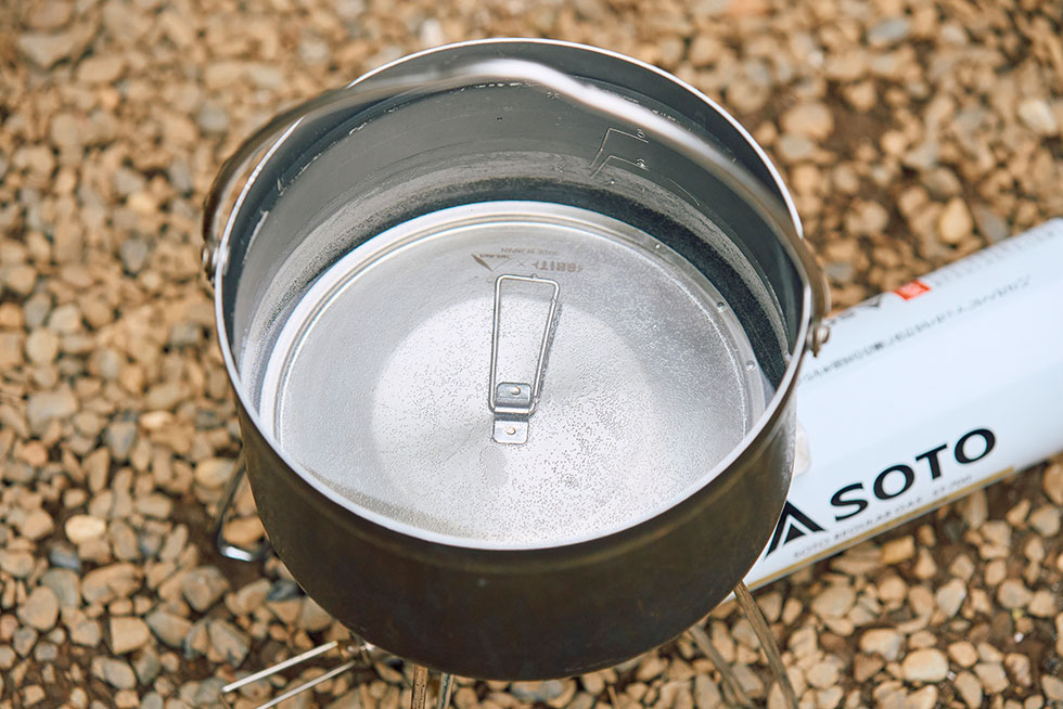 水を入れた鍋を火にかける画像