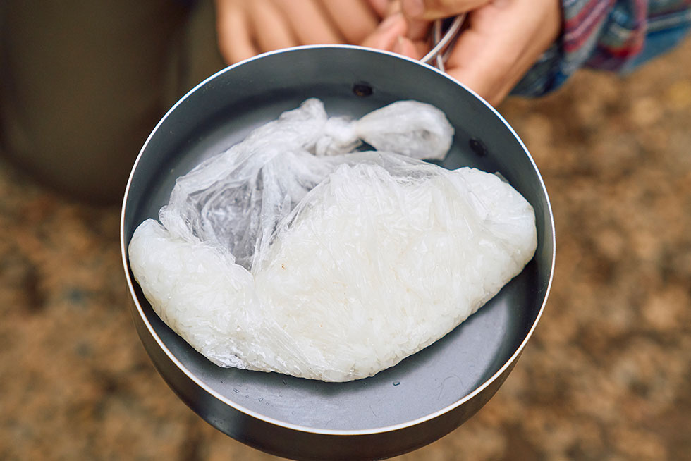 袋の中の米が炊き上がり、鍋の中に入っている画像