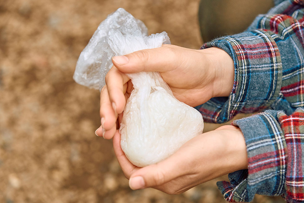 袋の上からご飯を握る画像
