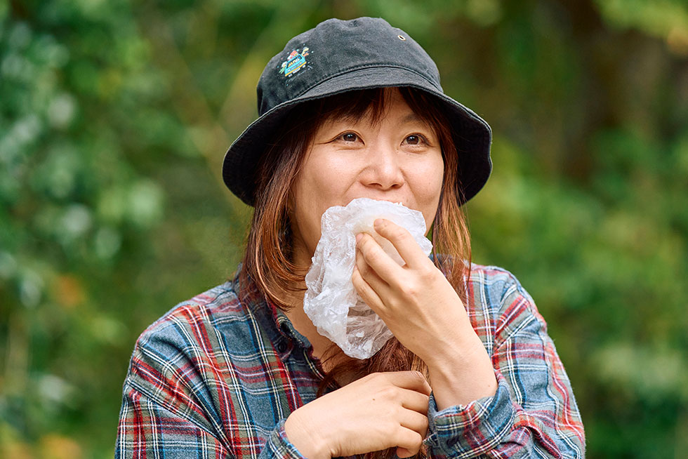 ご飯を食べるこいしゆうかの画像