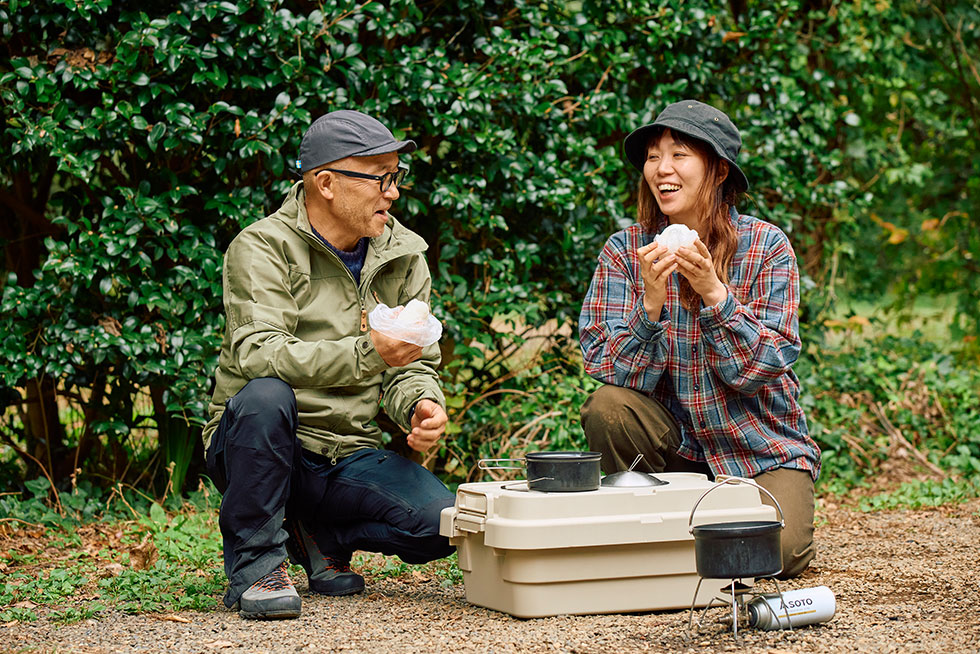 おにぎりを食べるこいしゆうかと寒川一さんの画像