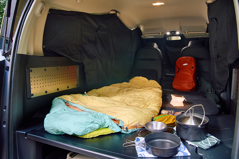 プライバシーシェードを設置した車内の画像