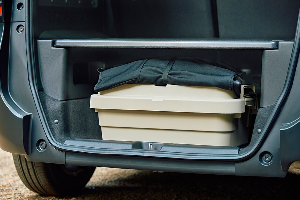 プライバシーシェードとボックスを車載した画像