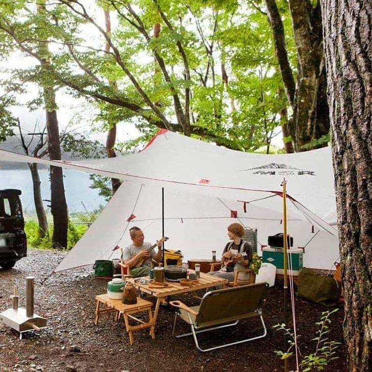湖のほとりでカヤックキャンプ