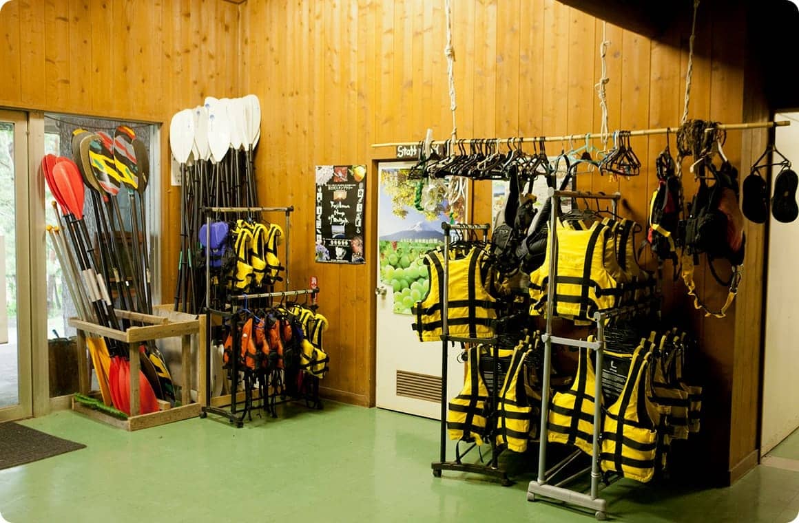 管理棟は、宿と併設になっており、レンタル品が多く並べられています