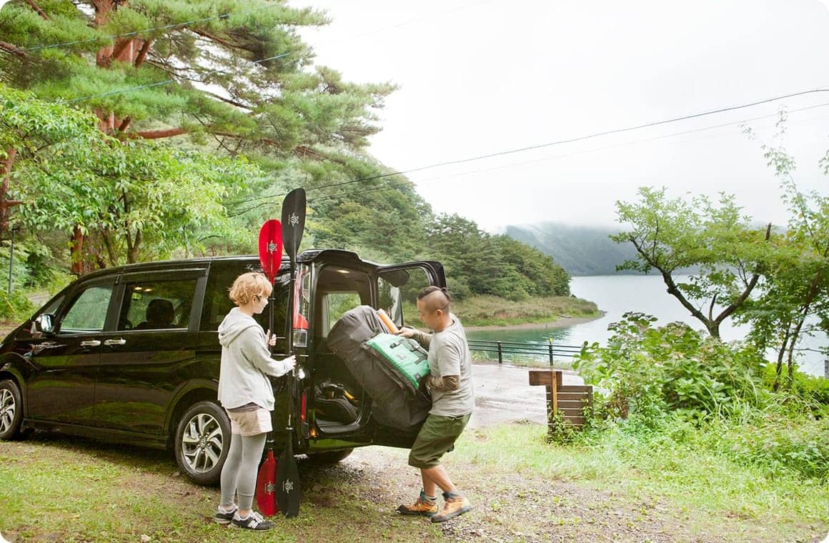 クルマからカヤックを取り出し