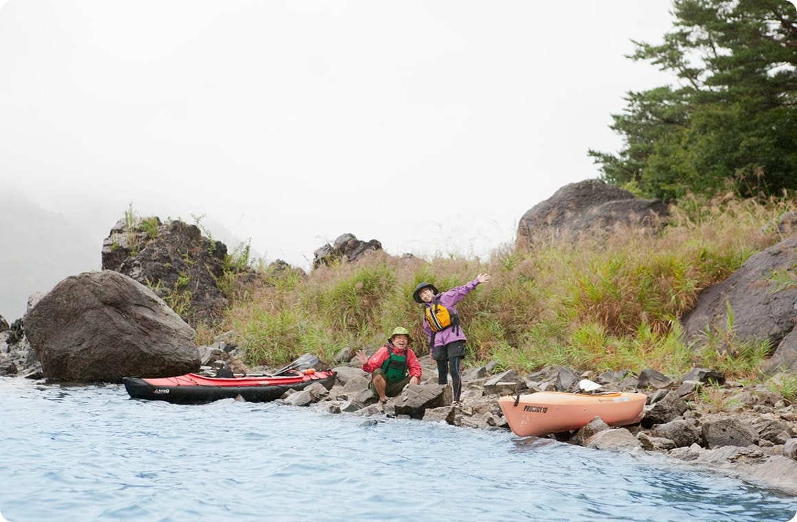 30分ほど漕ぐと、休憩できそうな入り江があったので、一息
