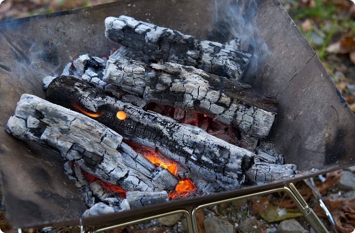 1. まず、焚き火を「熾火」の状態にします。