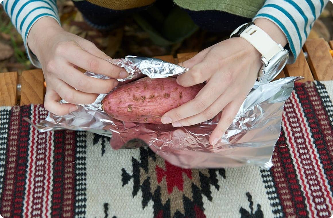 芋の表面をよく濡らし、アルミホイルで芋を包みます