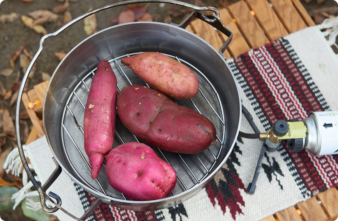 ダッチオーブンの中に、そのまま芋を並べます