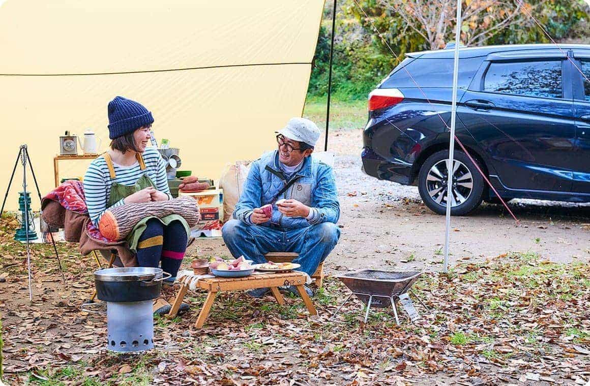 焼きいもを楽しむこいしゆうかと宮原さん