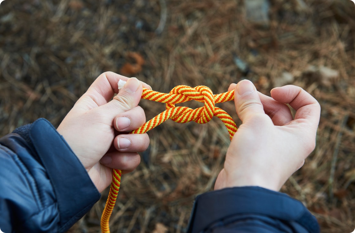 まず１本のロープを輪っかに結びます。（本結び）