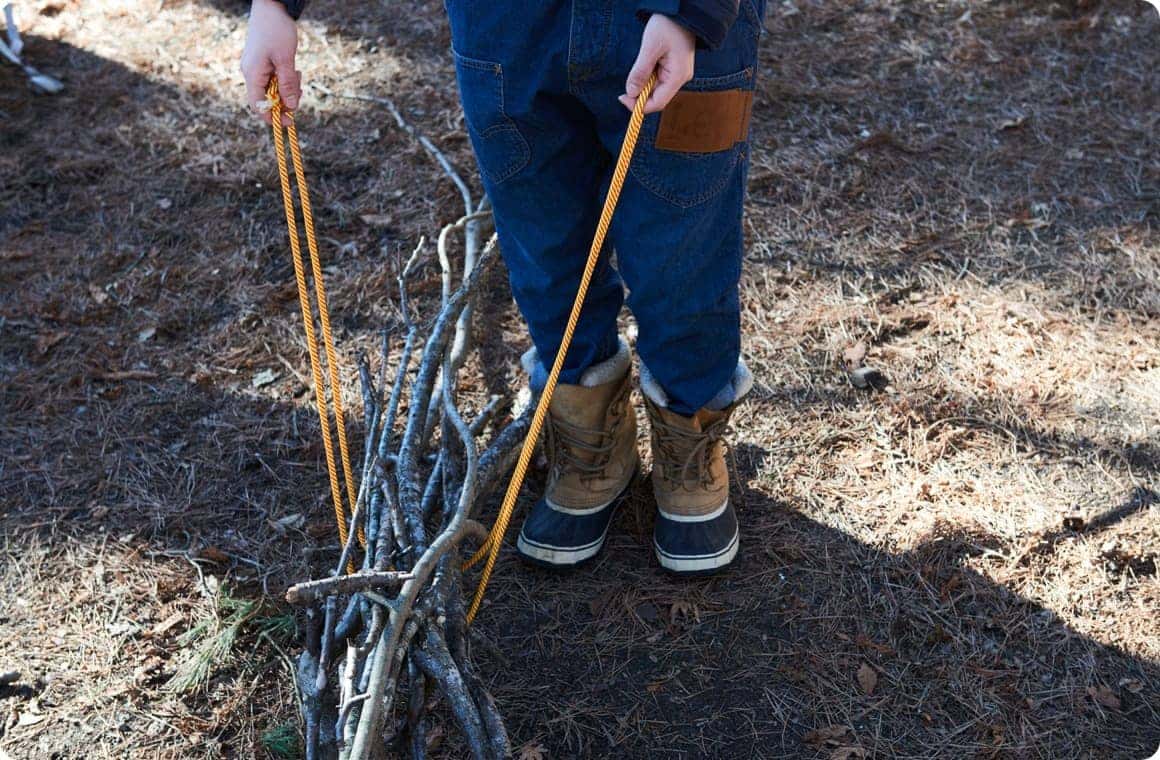 枝をロープで挟みます。