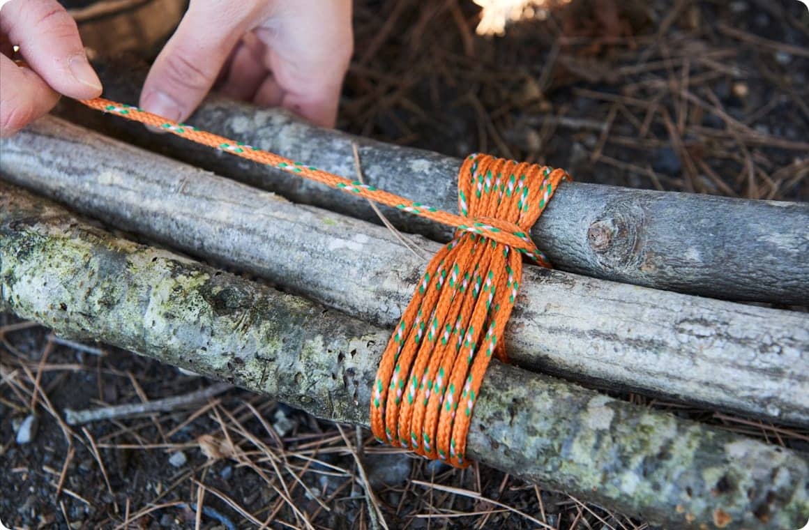 さきほどのスクエア・ラッシングを応用し、3本の枝を巻いて開脚しました