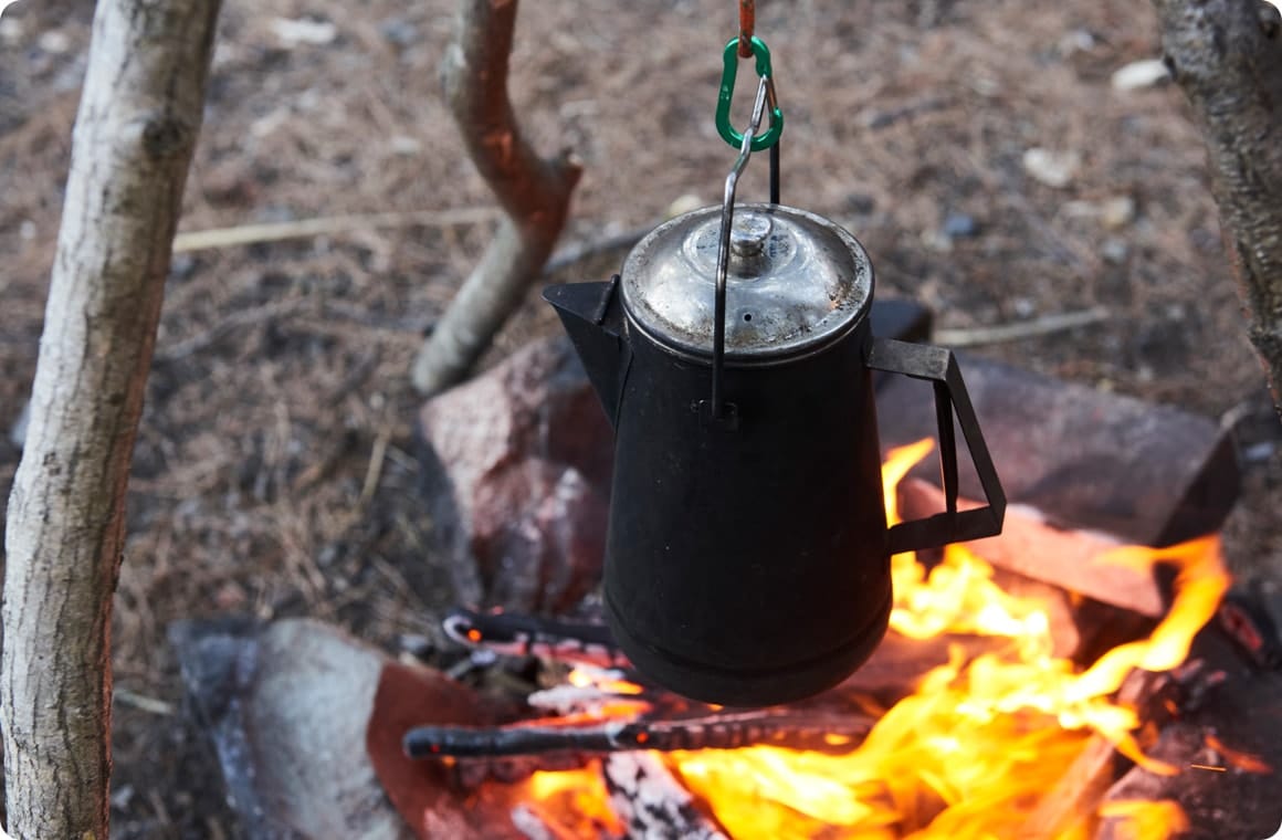 直火OKなキャンプ場なので、焚き火の上に自作トライポットを使ってケトルを吊るすと