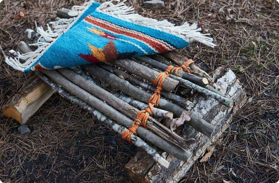 ちょこっとかわいいラグをかけるだけで素敵テーブル