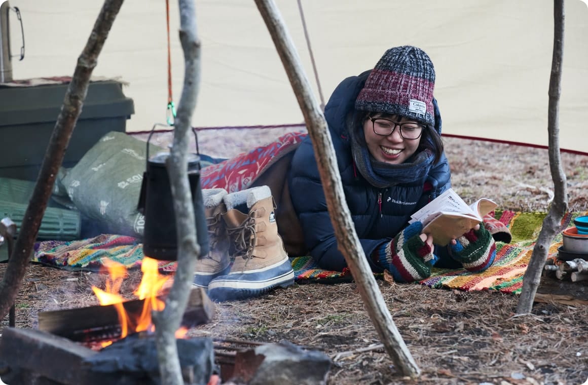 地べたの上に布を敷いたワイルドスタイルで、近年流行りのブッシュクラフトキャンプ気分を堪能