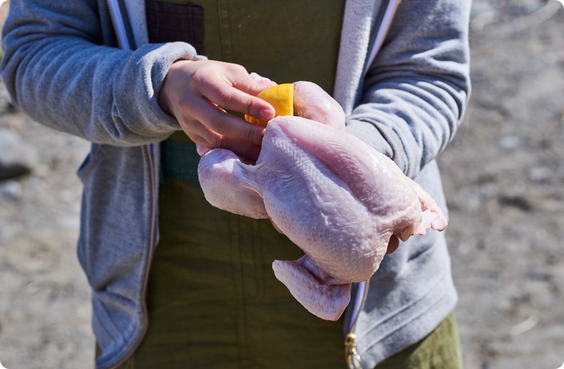 鶏肉にレモンを入れる画像