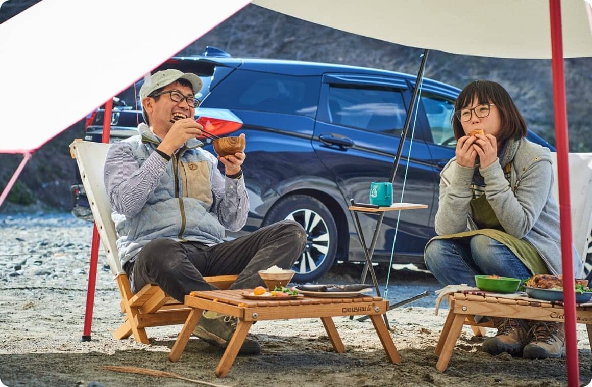 鶏肉を食べるこいしゆうかの画像