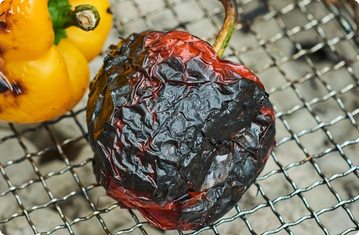 黒く焦げたパプリカの画像