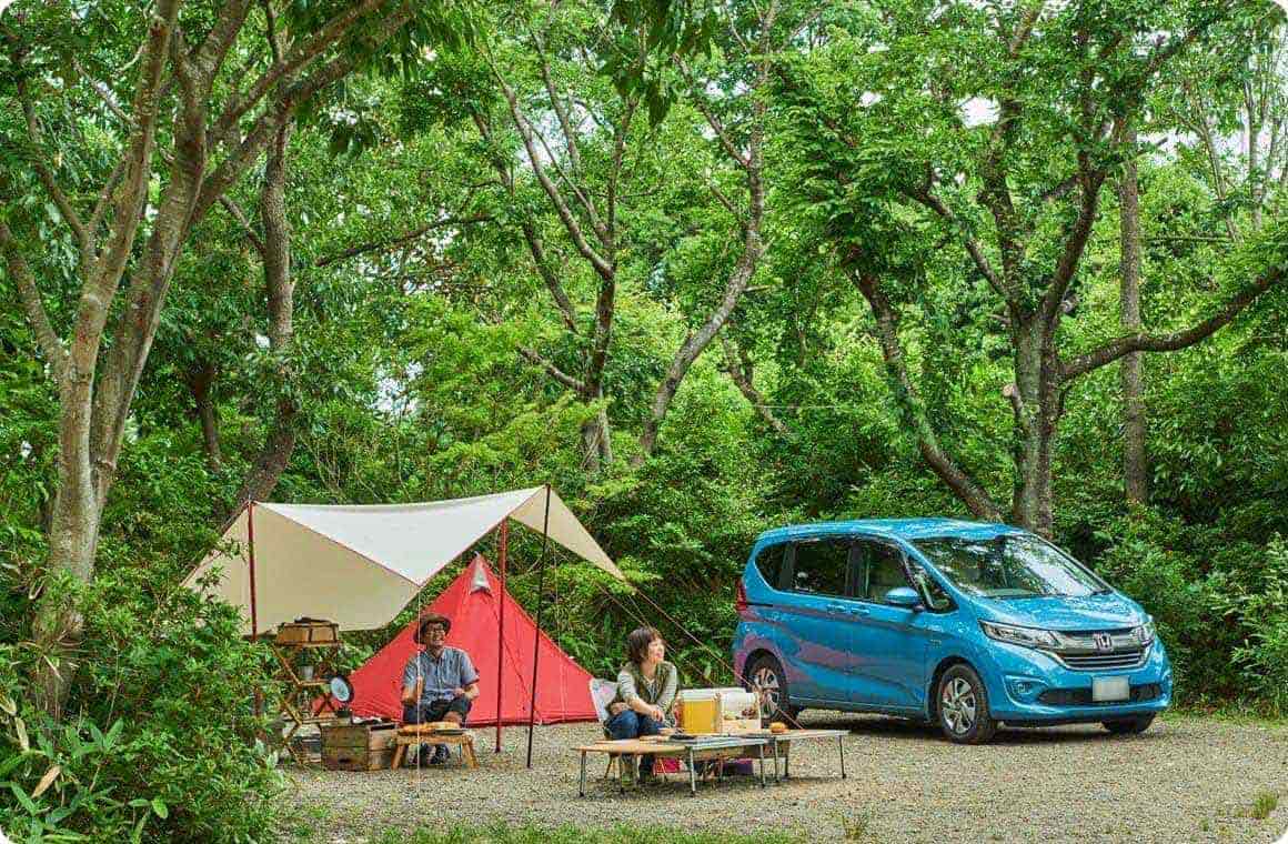 キャンプを楽しむ人々の画像