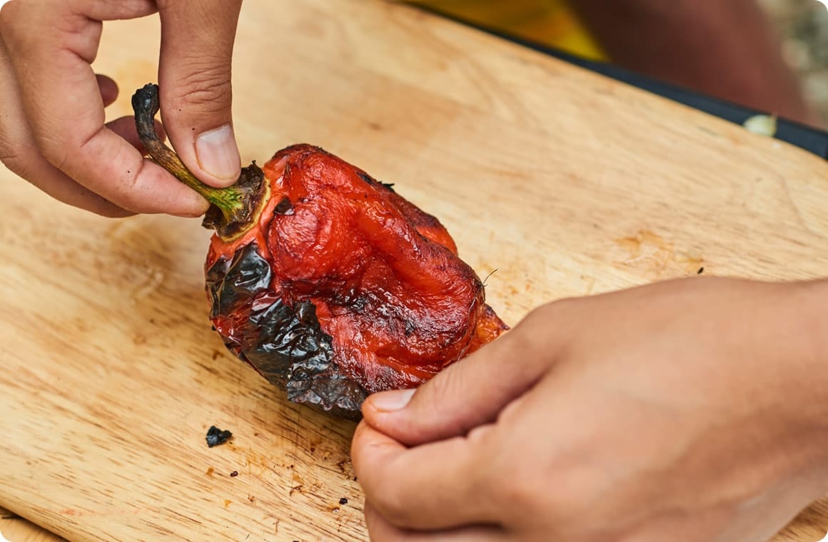 パプリカの焦げた部分を手でむく画像