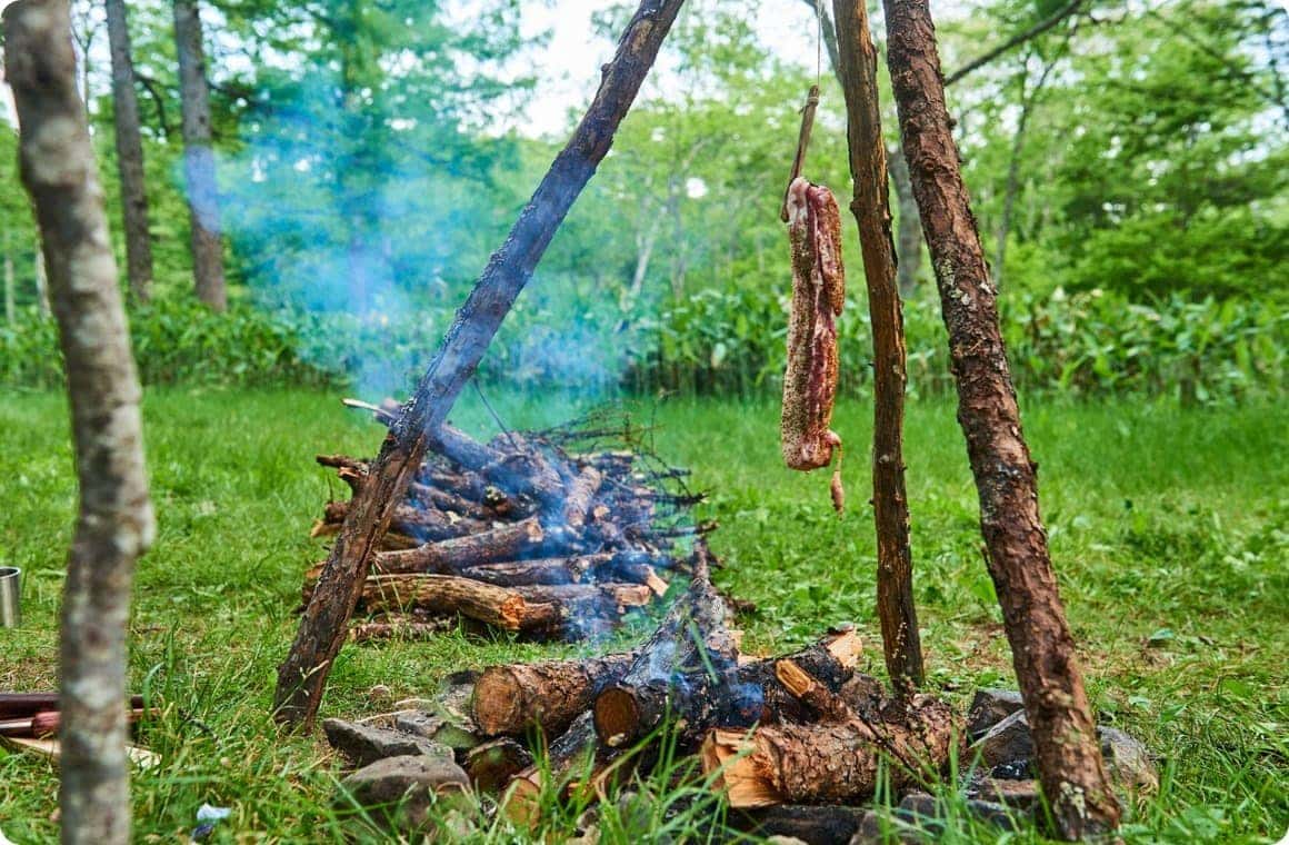 直火で焚き火をする画像